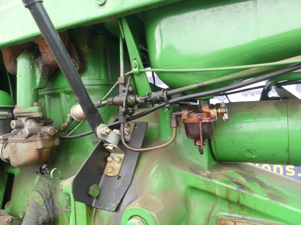 Farm tractor John-Deere 40: picture 22