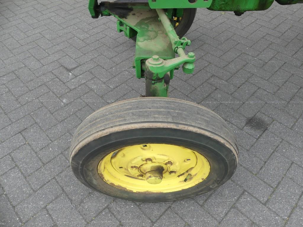 Farm tractor John-Deere 40: picture 25