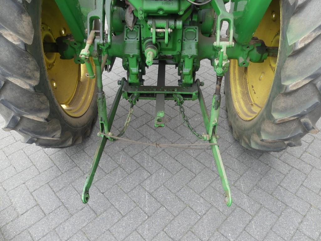 Farm tractor John-Deere 40: picture 6