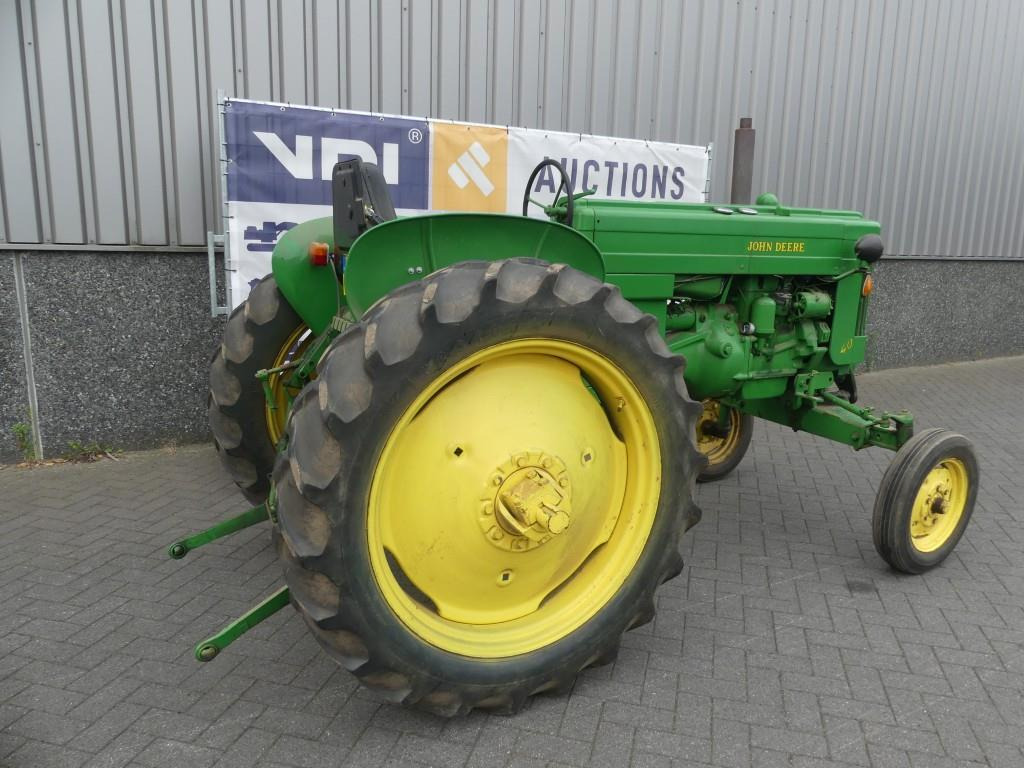 Farm tractor John-Deere 40: picture 36