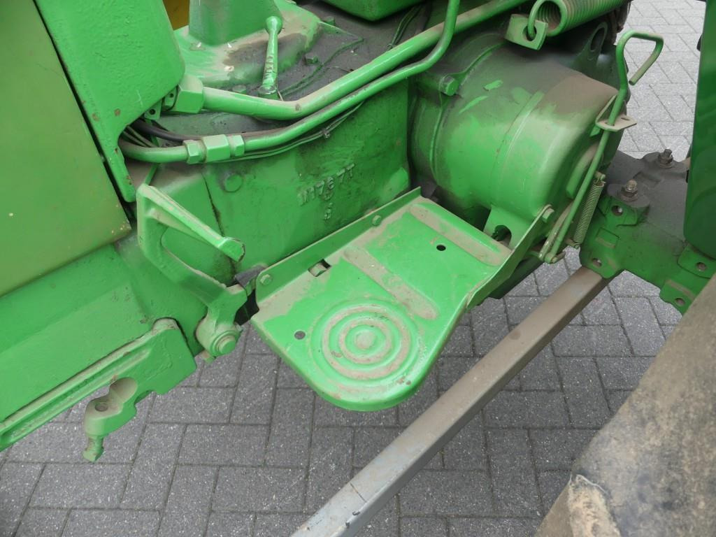 Farm tractor John-Deere 40: picture 18