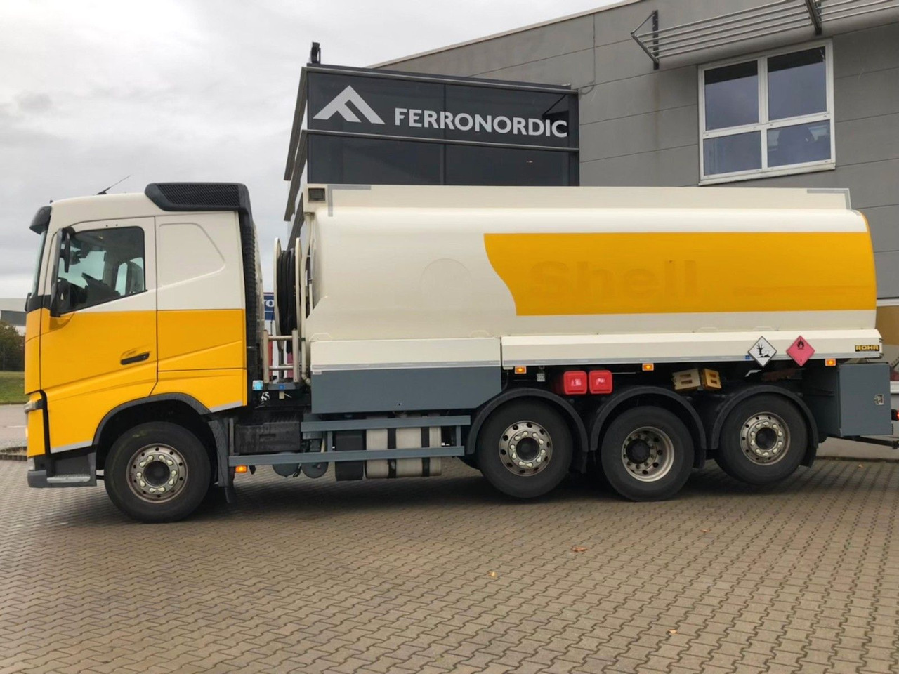 Volvo FH420 Tridem*ADR*3 Kammern 26700LT*ROHR*Sening - Tanker truck: picture 4 Volvo FH420 Tridem*ADR*3 Kammern 26700LT*ROHR*Sening - Tanker truck: picture 4