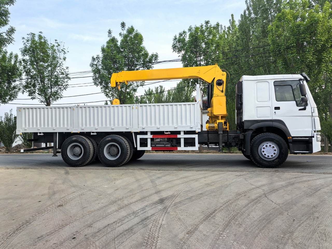 HOWO 371HP CRANE TRUCK - Crane truck: picture 1 HOWO 371HP CRANE TRUCK - Crane truck: picture 1