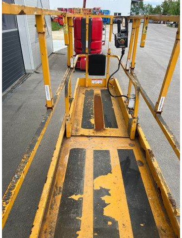 Haulotte Compact 8 - Scherenarbeitsbühne 8,2m, BJ 2014 - Scissor lift: picture 4 Haulotte Compact 8 - Scherenarbeitsbühne 8,2m, BJ 2014 - Scissor lift: picture 4