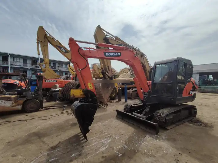 Doosan DX60 Mini Wheel Excavator for Sale Provided Korea Good Construction Original Korea Doosan Engine 6 T,6 Ton in stock - Crawler excavator: picture 4 Doosan DX60 Mini Wheel Excavator for Sale Provided Korea Good Construction Original Korea Doosan Engine 6 T,6 Ton in stock - Crawler excavator: picture 4