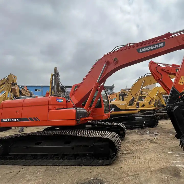 Good Price Tracked Excavator Doosan Dx225 Dx150 Korea Construction Machinery In Shanghai - Crawler excavator: picture 2 Good Price Tracked Excavator Doosan Dx225 Dx150 Korea Construction Machinery In Shanghai - Crawler excavator: picture 2