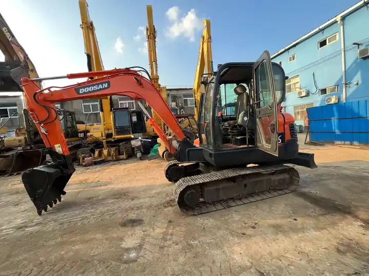 Original Top Sale High Performance Slightly Used Doosan Dx60 Tracked Excavator For Landscaping In Shanghai - Crawler excavator: picture 3 Original Top Sale High Performance Slightly Used Doosan Dx60 Tracked Excavator For Landscaping In Shanghai - Crawler excavator: picture 3