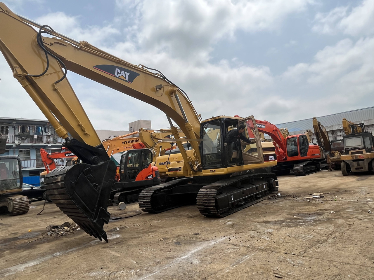 Used Caterpillar excavator CAT 325BL in good condition for sale - Crawler excavator: picture 4 Used Caterpillar excavator CAT 325BL in good condition for sale - Crawler excavator: picture 4