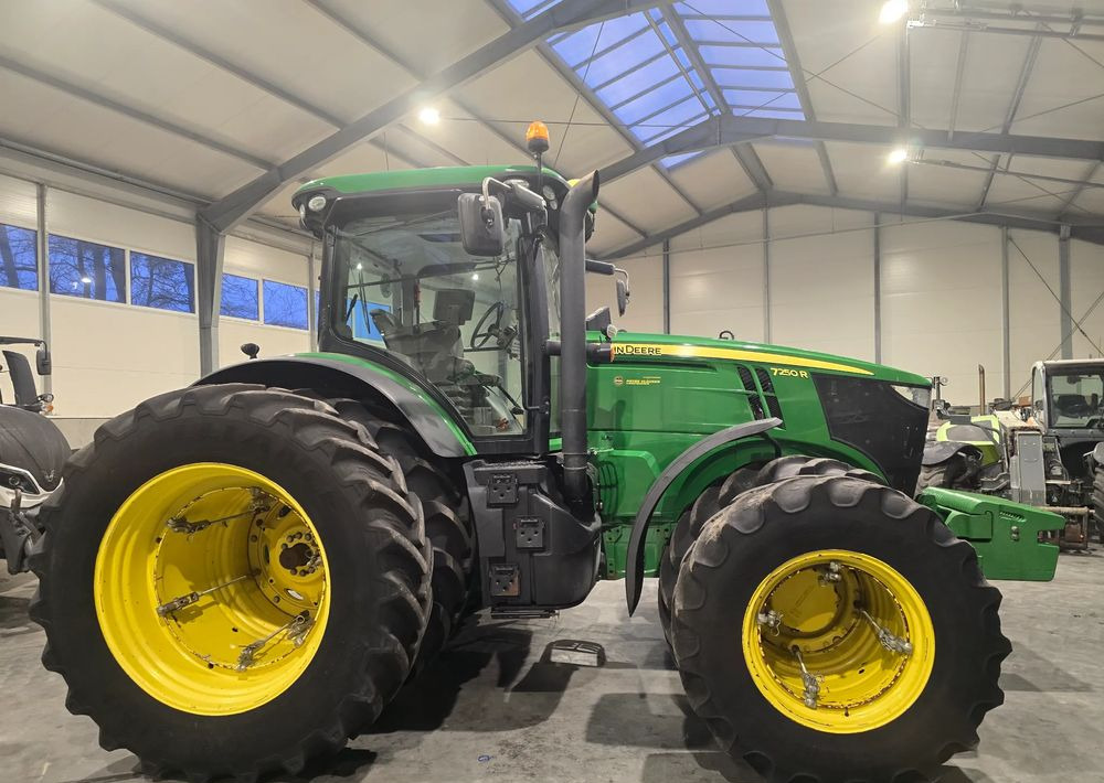 John Deere 7250R - Farm tractor: picture 5 John Deere 7250R - Farm tractor: picture 5