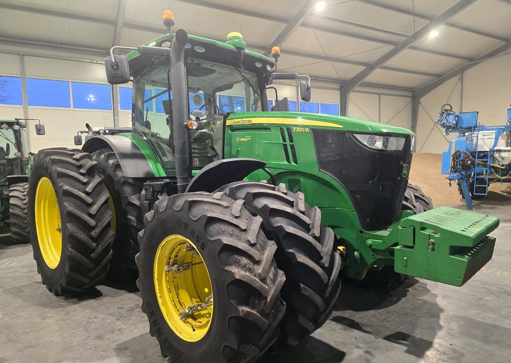 John Deere 7250R - Farm tractor: picture 2 John Deere 7250R - Farm tractor: picture 2