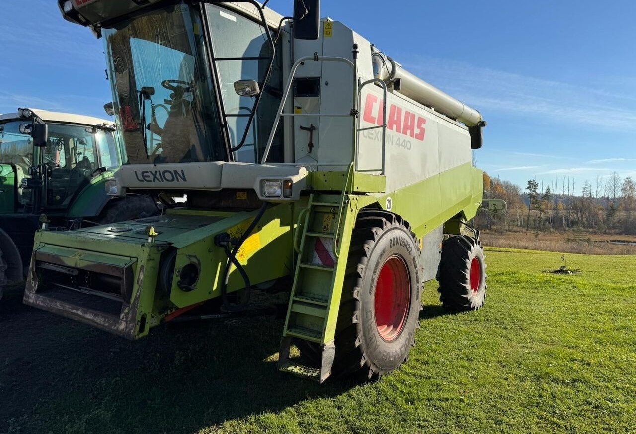 Claas Lexion 440 - Combine harvester: picture 1 Claas Lexion 440 - Combine harvester: picture 1