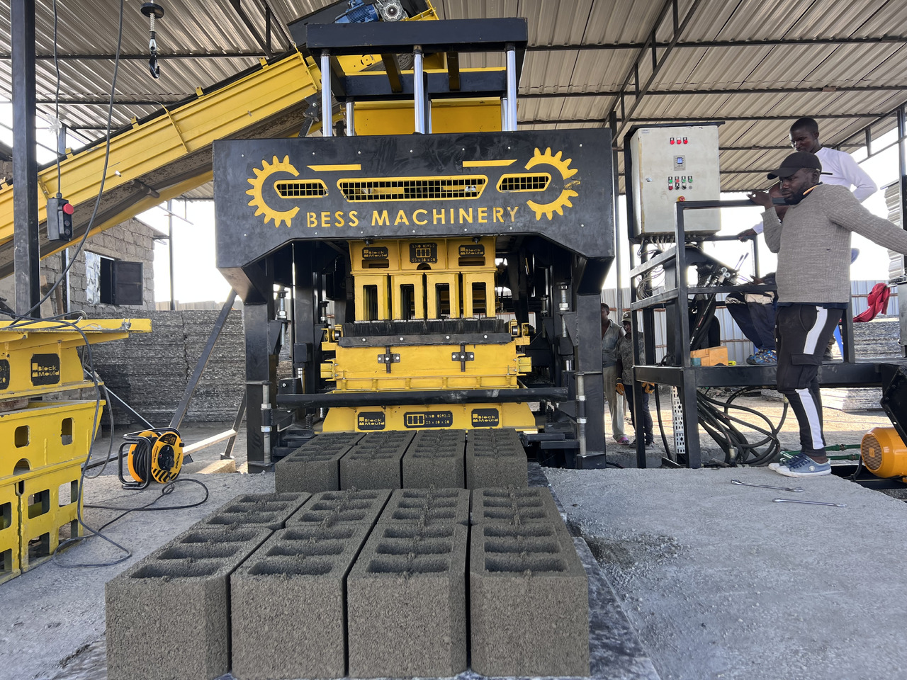 PRS-1000 Semi-Automatic Block Making Machine - Block making machine: picture 1 PRS-1000 Semi-Automatic Block Making Machine - Block making machine: picture 1