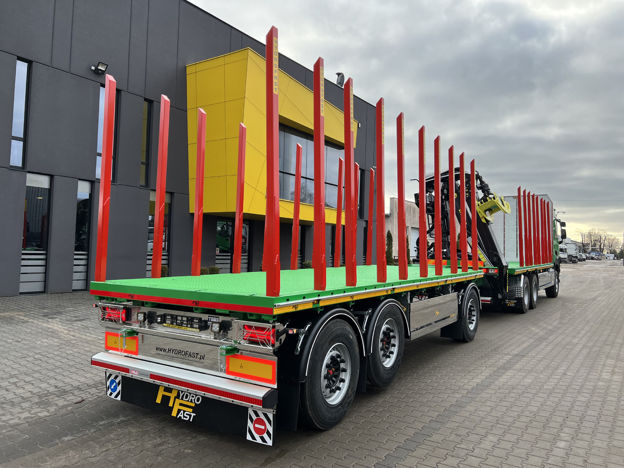Hydrofast Przyczepa platforma 3 osiowa do przewozu drewna / 3-axle platform trailer for timber transport - Dropside/ Flatbed trailer: picture 2 Hydrofast Przyczepa platforma 3 osiowa do przewozu drewna / 3-axle platform trailer for timber transport - Dropside/ Flatbed trailer: picture 2