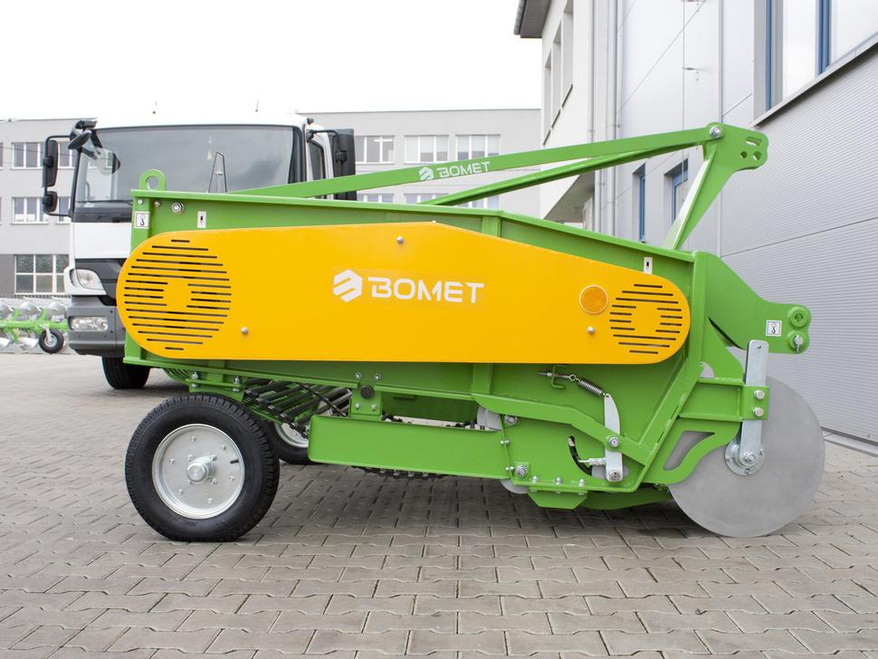 Bomet Siebkettenroder / Potato digger / Arracheuse de pomme de terre / Scavapatate / Cavador de patatas / 2-рядная картофелекопалка / Kopaczka do ziemniaków - Potato harvester: picture 4 Bomet Siebkettenroder / Potato digger / Arracheuse de pomme de terre / Scavapatate / Cavador de patatas / 2-рядная картофелекопалка / Kopaczka do ziemniaków - Potato harvester: picture 4