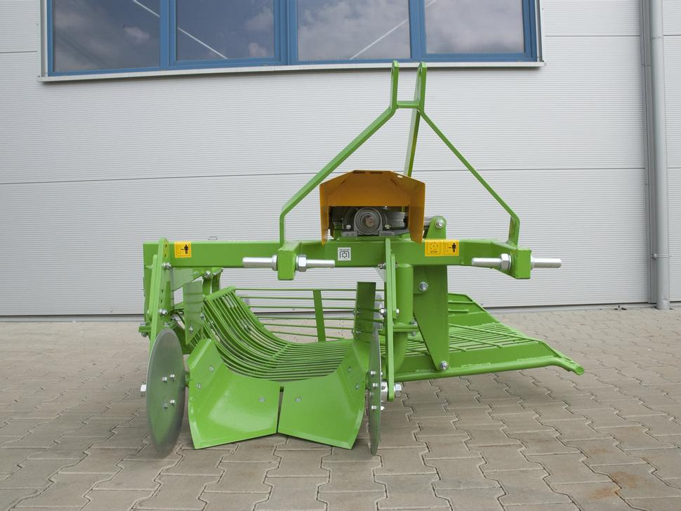 Bomet Siebkettenroder / Potato digger / Arracheuse de pomme de terre / Scavapatate / Однорядная картофельная копалка / Kopaczka do ziemniaków Ursa Z655 - Potato harvester: picture 1 Bomet Siebkettenroder / Potato digger / Arracheuse de pomme de terre / Scavapatate / Однорядная картофельная копалка / Kopaczka do ziemniaków Ursa Z655 - Potato harvester: picture 1