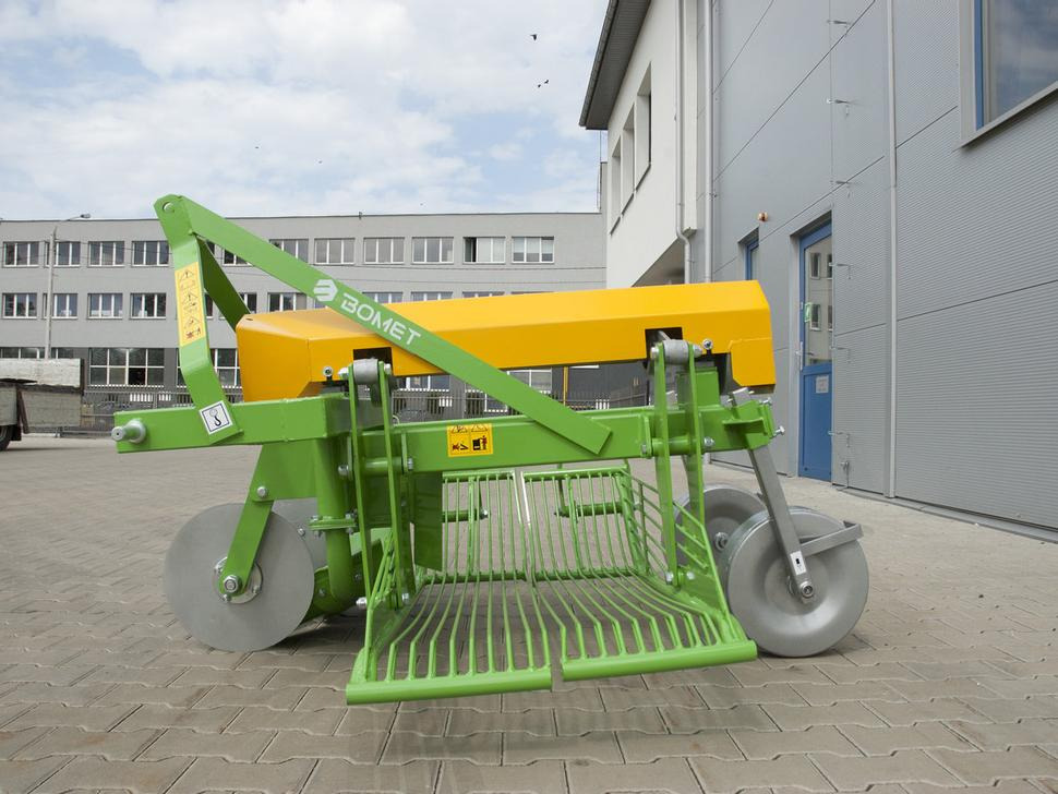 Bomet Siebkettenroder / Potato digger / Arracheuse de pomme de terre / Scavapatate / Однорядная картофельная копалка / Kopaczka do ziemniaków Ursa Z655 - Potato harvester: picture 3 Bomet Siebkettenroder / Potato digger / Arracheuse de pomme de terre / Scavapatate / Однорядная картофельная копалка / Kopaczka do ziemniaków Ursa Z655 - Potato harvester: picture 3