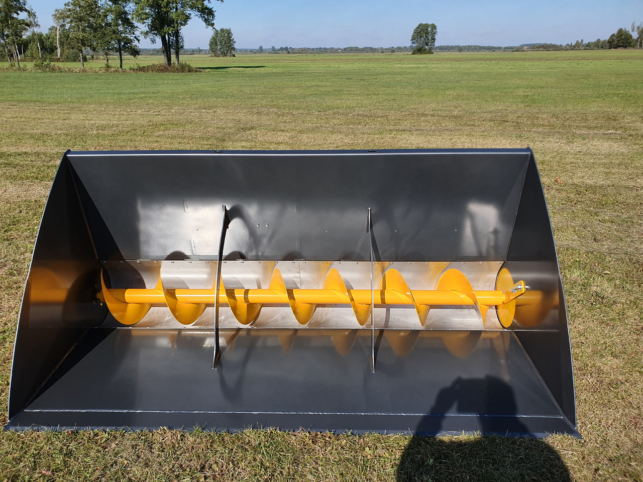 Grutech Futterverteiler / Bucket with screw / Godet avec vis / Cazo con sinfín / Benna con coclea / Ковш со шнеком / Łyżka ze ślimakiem 1,6 m - Loader bucket for Agricultural machinery: picture 2 Grutech Futterverteiler / Bucket with screw / Godet avec vis / Cazo con sinfín / Benna con coclea / Ковш со шнеком / Łyżka ze ślimakiem 1,6 m - Loader bucket for Agricultural machinery: picture 2