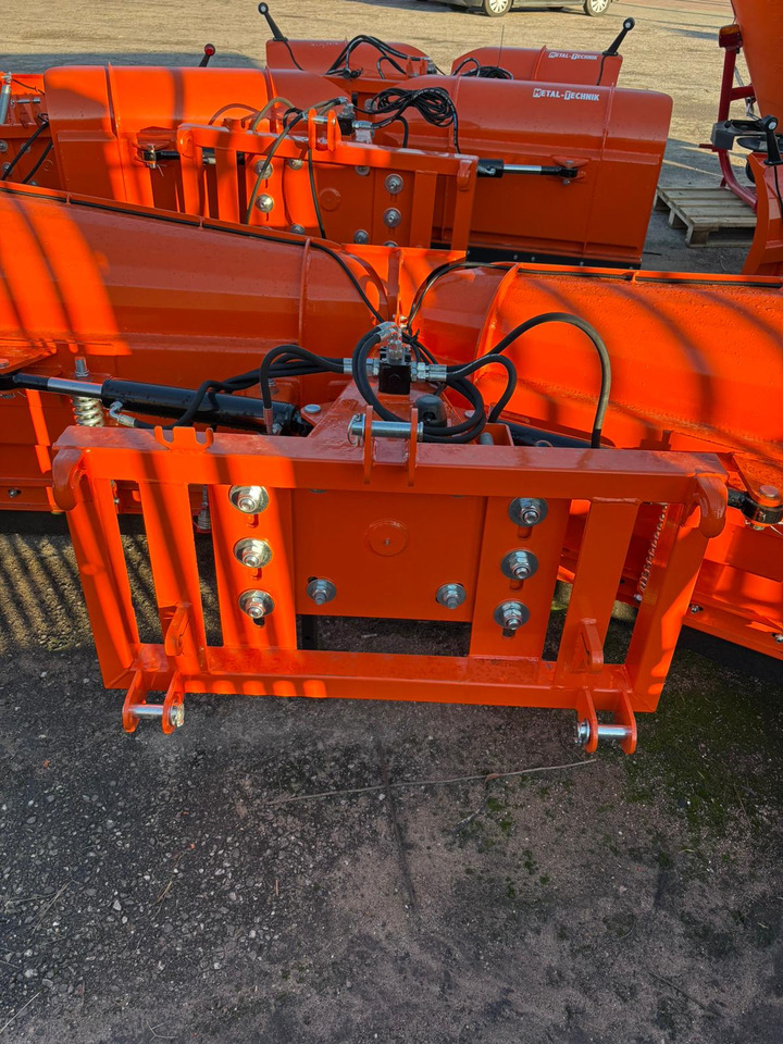 METAL-TECHNIK 2-reihiger Schneepflug / Reversible snow plow / Chasse-neige articulé / Snöplog / Lumehäkk / Отвал снеговой поворотный / Pług odśnieżny łamany 3 m - Snow plough for Municipal tractor: picture 4 METAL-TECHNIK 2-reihiger Schneepflug / Reversible snow plow / Chasse-neige articulé / Snöplog / Lumehäkk / Отвал снеговой поворотный / Pług odśnieżny łamany 3 m - Snow plough for Municipal tractor: picture 4