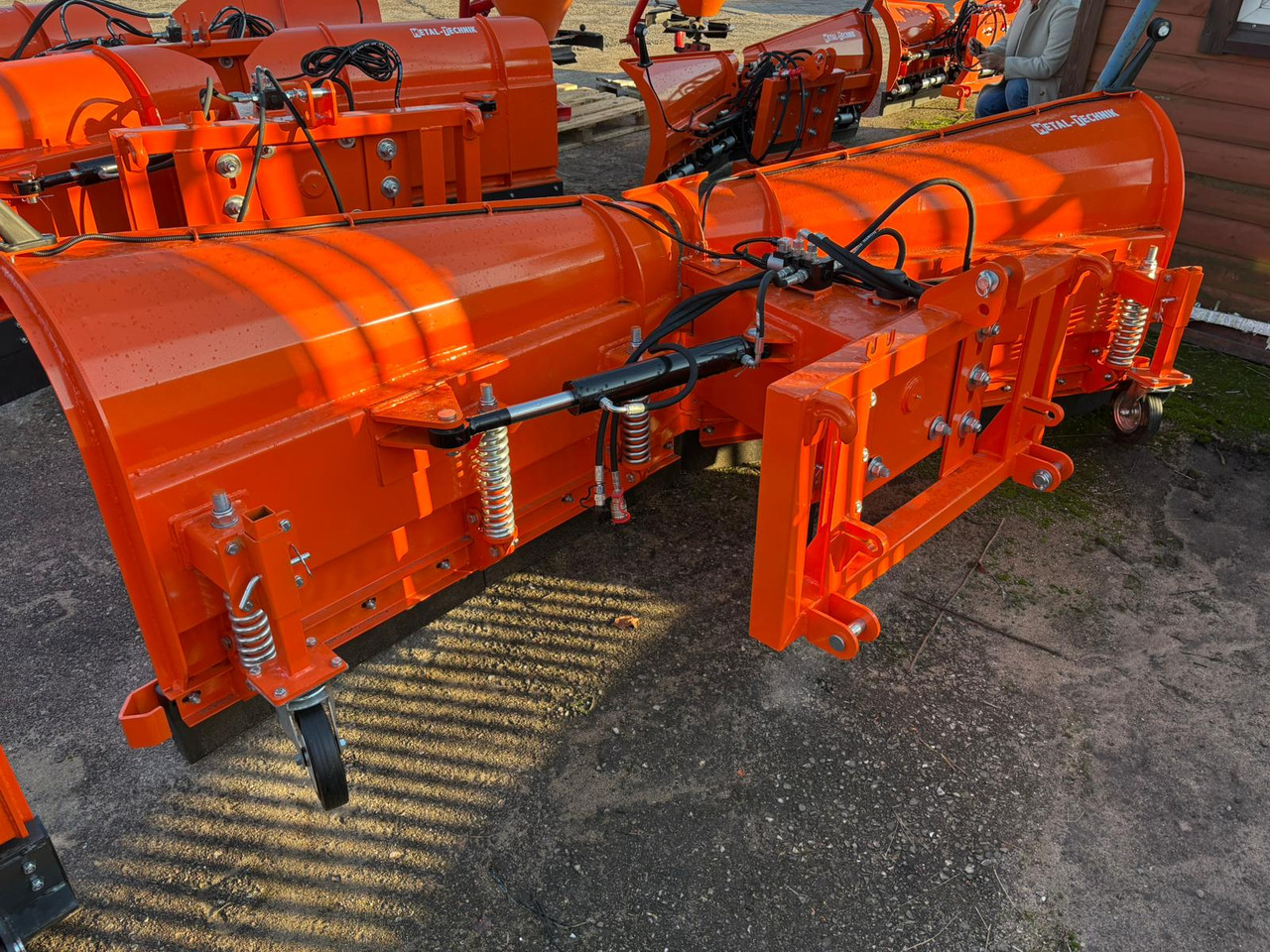 METAL-TECHNIK 2-reihiger Schneepflug / Reversible snow plow / Chasse-neige articulé / Snöplog / Lumehäkk / Отвал снеговой поворотный / Pług odśnieżny łamany 3 m - Snow plough for Municipal tractor: picture 3 METAL-TECHNIK 2-reihiger Schneepflug / Reversible snow plow / Chasse-neige articulé / Snöplog / Lumehäkk / Отвал снеговой поворотный / Pług odśnieżny łamany 3 m - Snow plough for Municipal tractor: picture 3