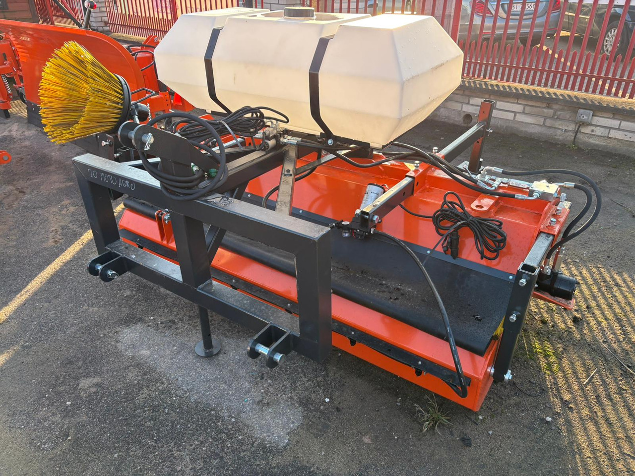 METAL-TECHNIK Kehrmaschine / Sweeper / Balayeuse / Spazzolatrice / Подметательно-уборочная машина / Zamiatarka 2 m - Broom for Front loader for tractor: picture 5 METAL-TECHNIK Kehrmaschine / Sweeper / Balayeuse / Spazzolatrice / Подметательно-уборочная машина / Zamiatarka 2 m - Broom for Front loader for tractor: picture 5