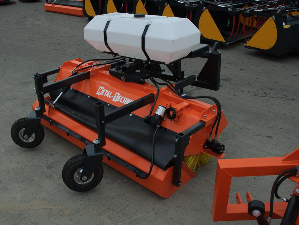 METAL-TECHNIK Kehrmaschine / Sweeper / Balayeuse / Spazzolatrice / Подметательно-уборочная машина / Zamiatarka 2 m - Broom for Front loader for tractor: picture 4 METAL-TECHNIK Kehrmaschine / Sweeper / Balayeuse / Spazzolatrice / Подметательно-уборочная машина / Zamiatarka 2 m - Broom for Front loader for tractor: picture 4