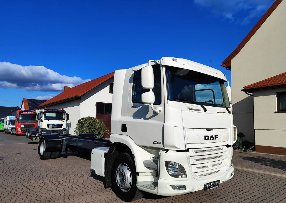 DAF CF 300 4X2 18T EURO 6 SILNIK 11L RAMA DO ZABUDOWY 176 TYS KM - Cab chassis truck: picture 3 DAF CF 300 4X2 18T EURO 6 SILNIK 11L RAMA DO ZABUDOWY 176 TYS KM - Cab chassis truck: picture 3
