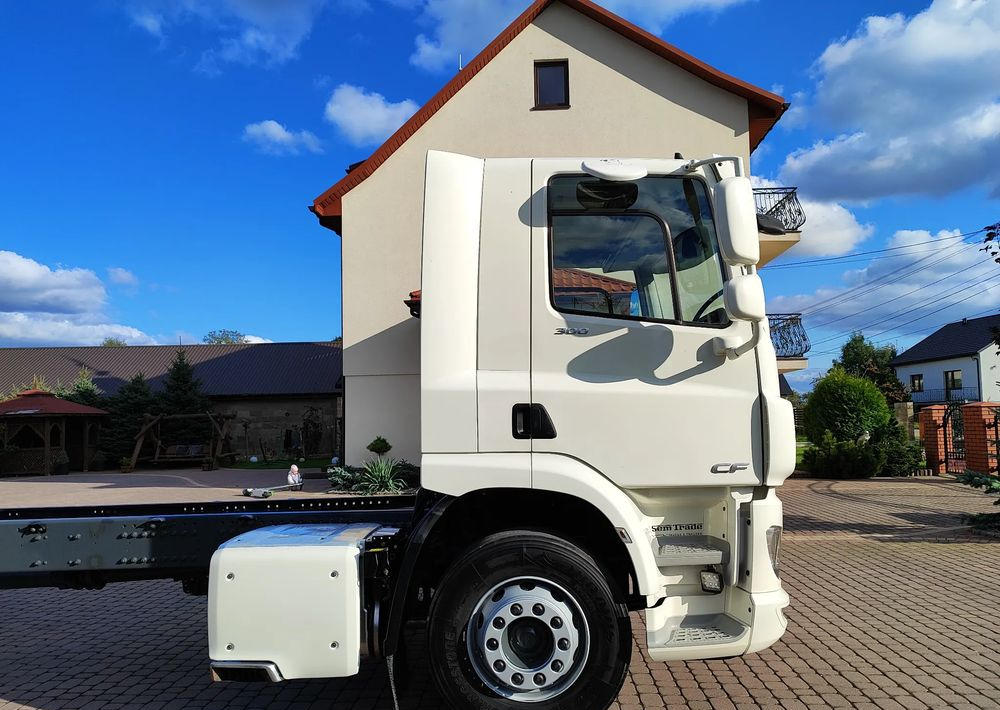DAF CF 300 4X2 18T EURO 6 SILNIK 11L RAMA DO ZABUDOWY 176 TYS KM - Cab chassis truck: picture 4 DAF CF 300 4X2 18T EURO 6 SILNIK 11L RAMA DO ZABUDOWY 176 TYS KM - Cab chassis truck: picture 4