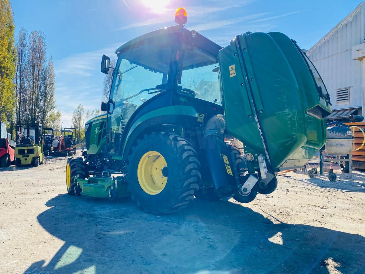 John Deere 2038R avec plateau de coupe et bas de ramassage - Compact tractor: picture 3 John Deere 2038R avec plateau de coupe et bas de ramassage - Compact tractor: picture 3
