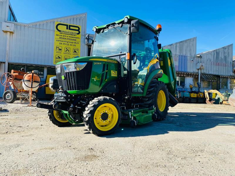 John Deere 2038R avec plateau de coupe et bas de ramassage - Compact tractor: picture 1 John Deere 2038R avec plateau de coupe et bas de ramassage - Compact tractor: picture 1