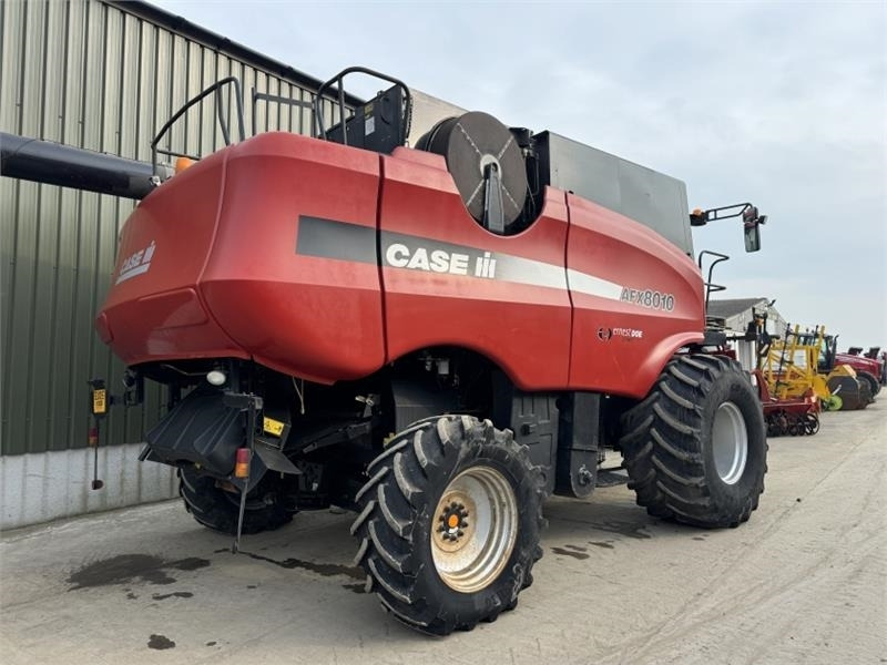 Case Axial Flow AFX 8010 c/w 30ft Header - Harvester attachment: picture 2 Case Axial Flow AFX 8010 c/w 30ft Header - Harvester attachment: picture 2
