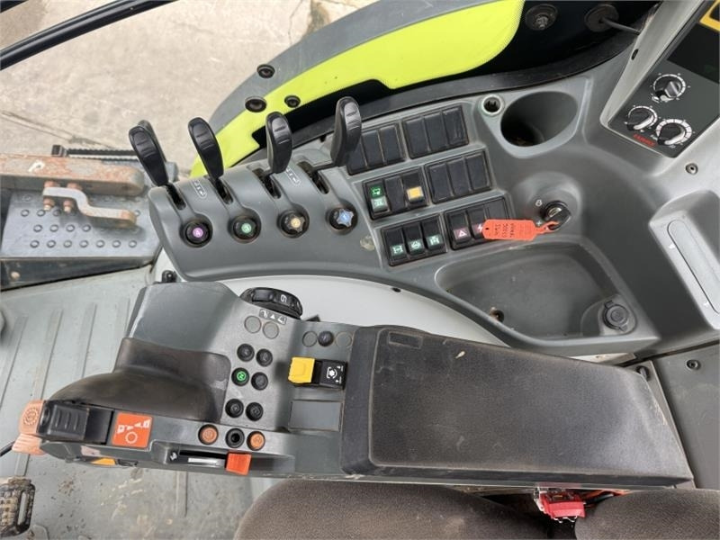 Farm tractor Claas Axion 800: picture 17