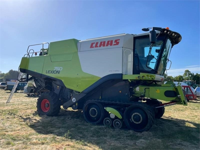 Claas Lexion 750 c/w V900 Header - Harvester attachment: picture 3 Claas Lexion 750 c/w V900 Header - Harvester attachment: picture 3
