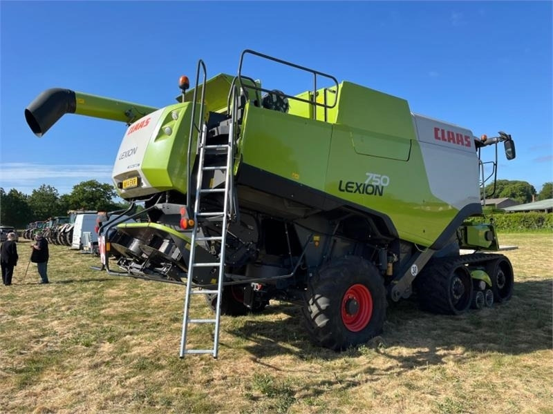 Claas Lexion 750 c/w V900 Header - Harvester attachment: picture 4 Claas Lexion 750 c/w V900 Header - Harvester attachment: picture 4