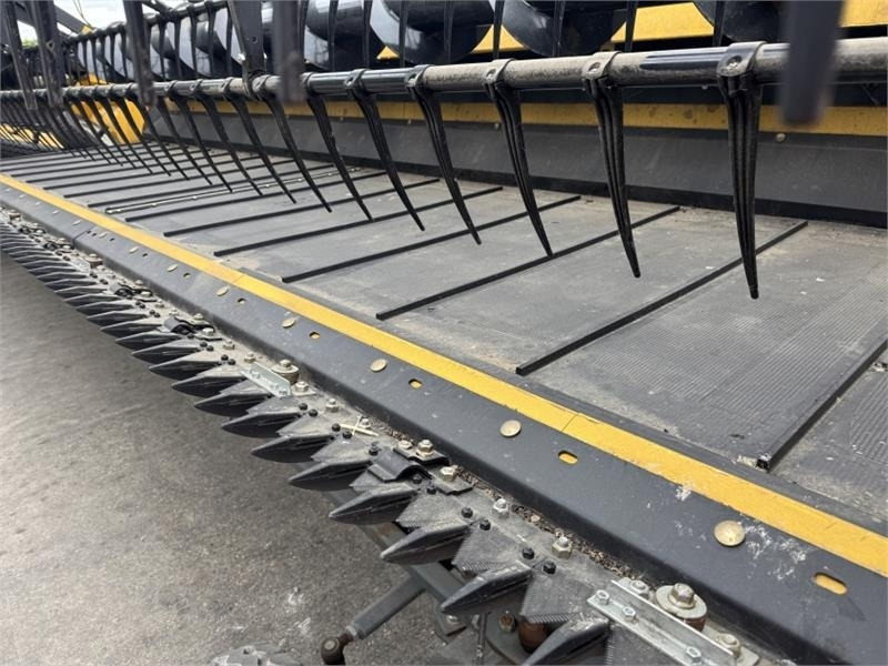 New Holland 8Z40 Draper Header - Harvester attachment: picture 5 New Holland 8Z40 Draper Header - Harvester attachment: picture 5