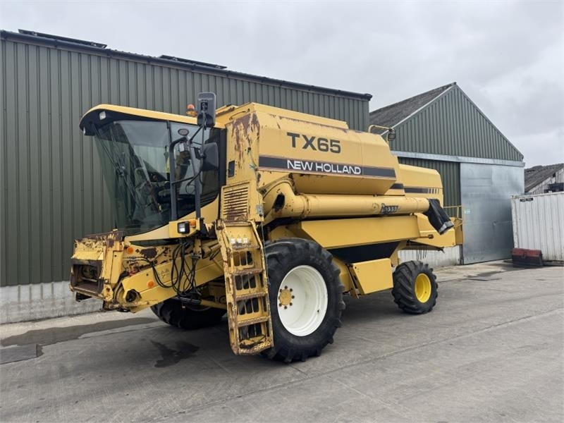 New Holland TX65 c/w 17ft Header - Harvester attachment: picture 1 New Holland TX65 c/w 17ft Header - Harvester attachment: picture 1