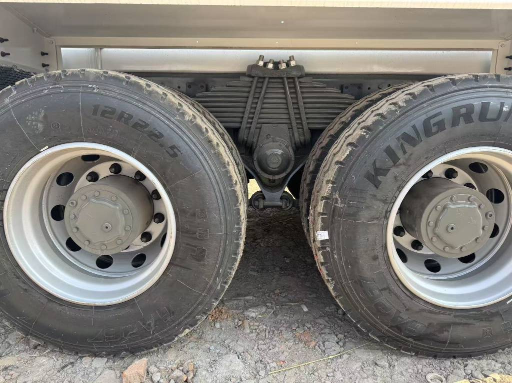 Howo 100% New and used - Tanker truck: picture 4 Howo 100% New and used - Tanker truck: picture 4