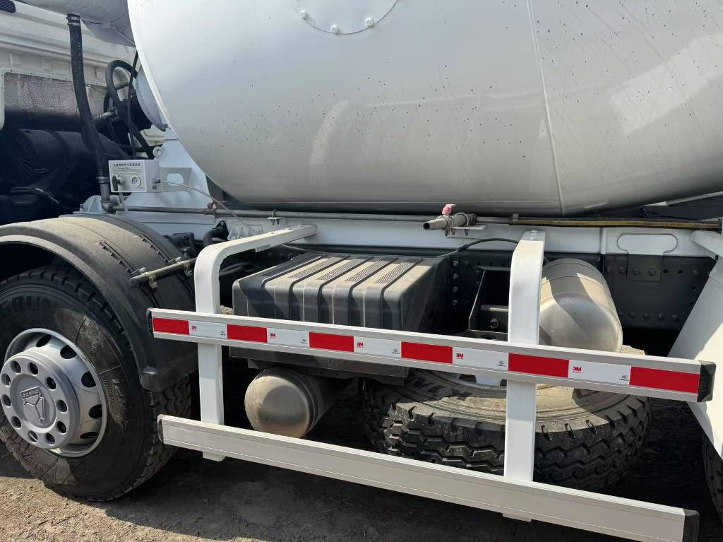 Howo 100% New and used - Tanker truck: picture 3 Howo 100% New and used - Tanker truck: picture 3