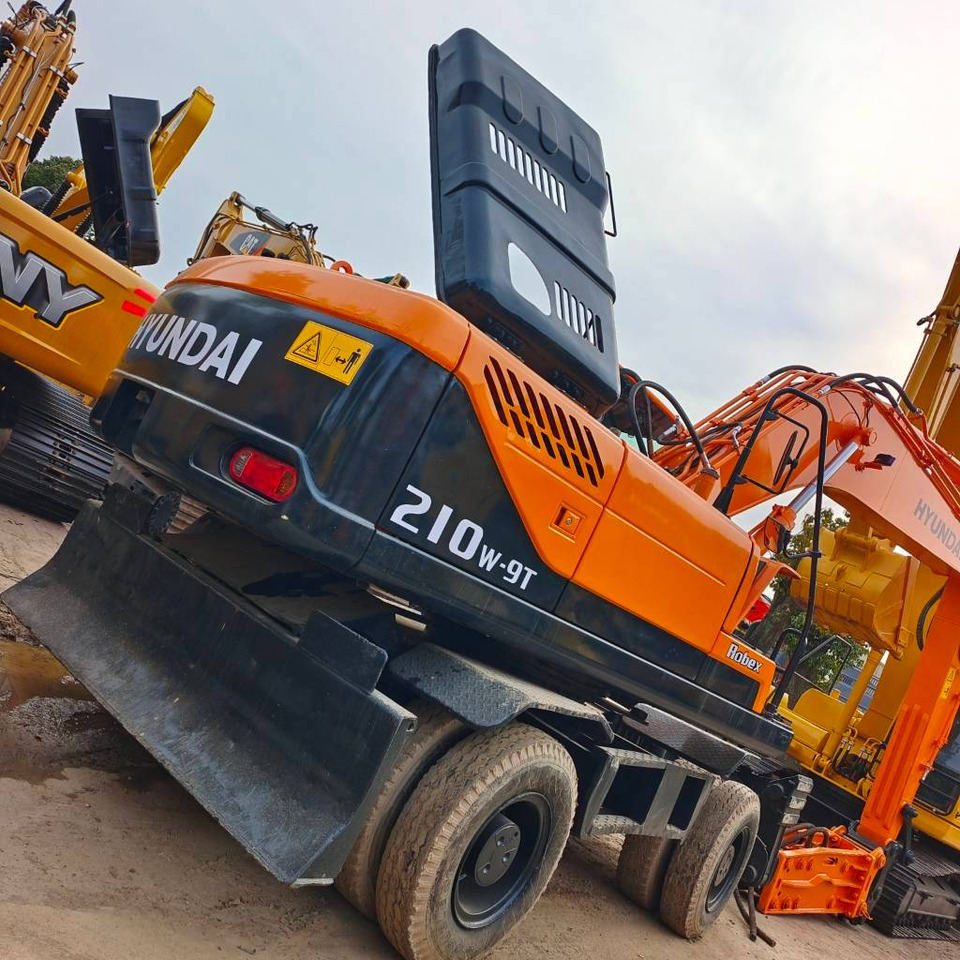 Hyundai 210W-9 - Wheel excavator: picture 1 Hyundai 210W-9 - Wheel excavator: picture 1