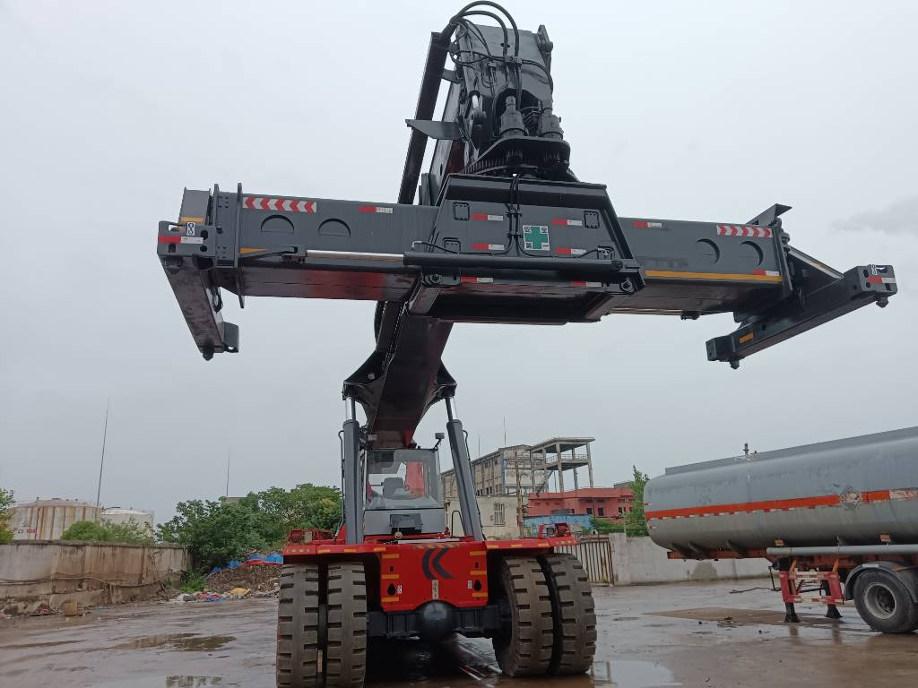 Kalmar DRF 450 - Reach stacker: picture 4 Kalmar DRF 450 - Reach stacker: picture 4