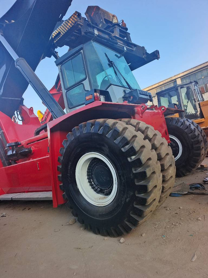 Kalmar DRF 450 - Reach stacker: picture 3 Kalmar DRF 450 - Reach stacker: picture 3