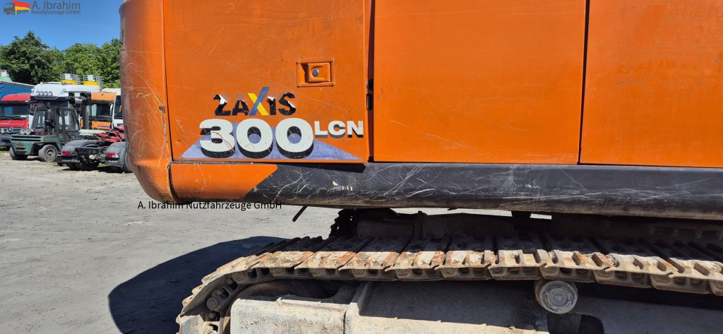 Hitachi ZX 300LCN-6 Schaden imHeckbereich, läuft aber !! 8125 h - Crawler excavator: picture 3 Hitachi ZX 300LCN-6 Schaden imHeckbereich, läuft aber !! 8125 h - Crawler excavator: picture 3