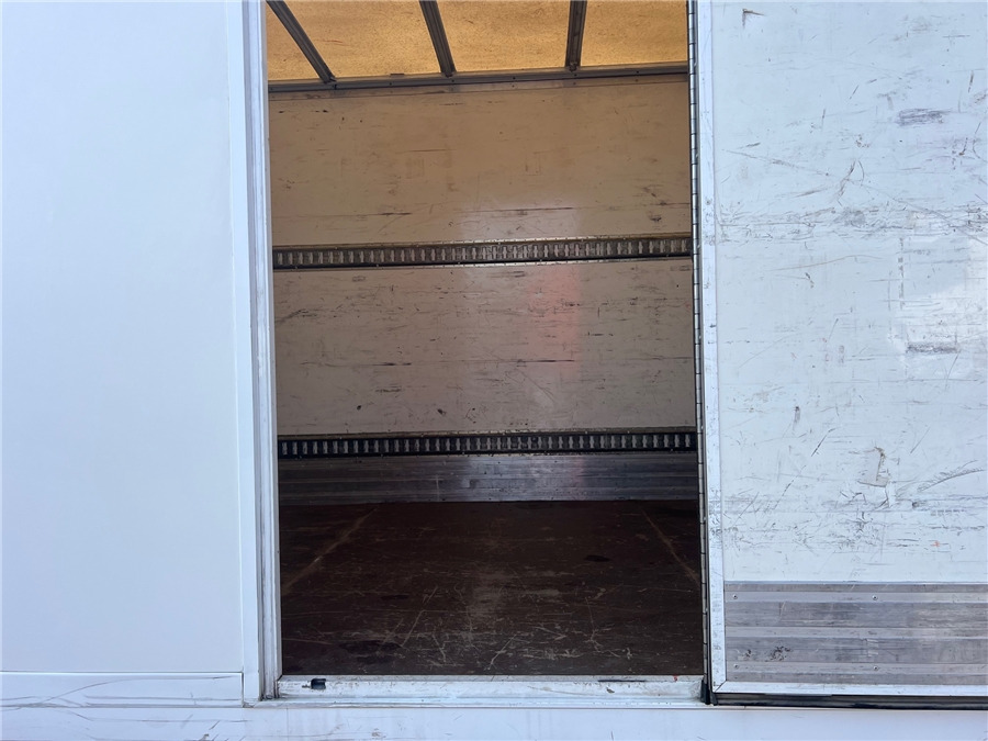 Iveco 35C16H - Box truck: picture 2 Iveco 35C16H - Box truck: picture 2