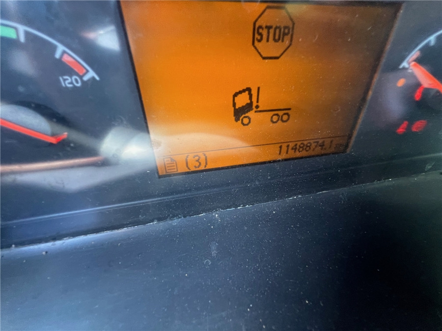 Tractor unit Volvo FH12-37: picture 17