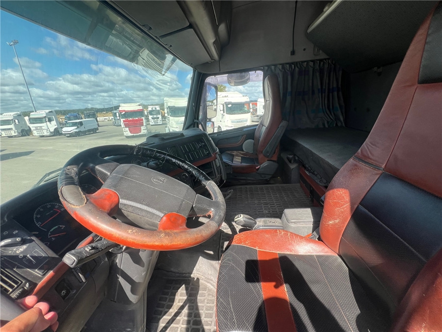 Tractor unit Volvo FH12-37: picture 13