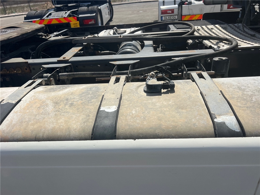 Tractor unit Volvo FH12-37: picture 8