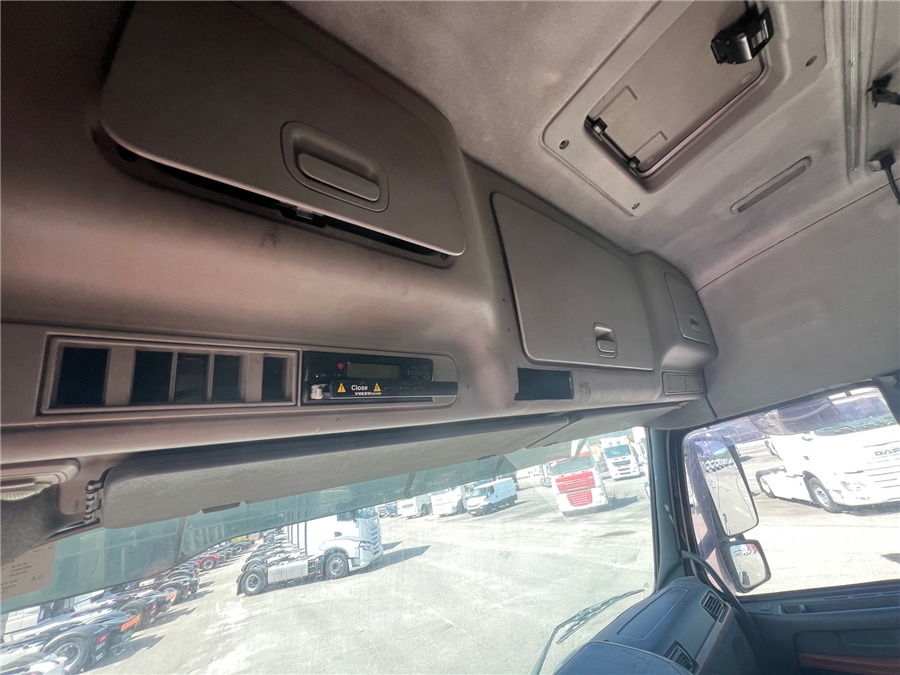 Tractor unit Volvo FH12-37: picture 16