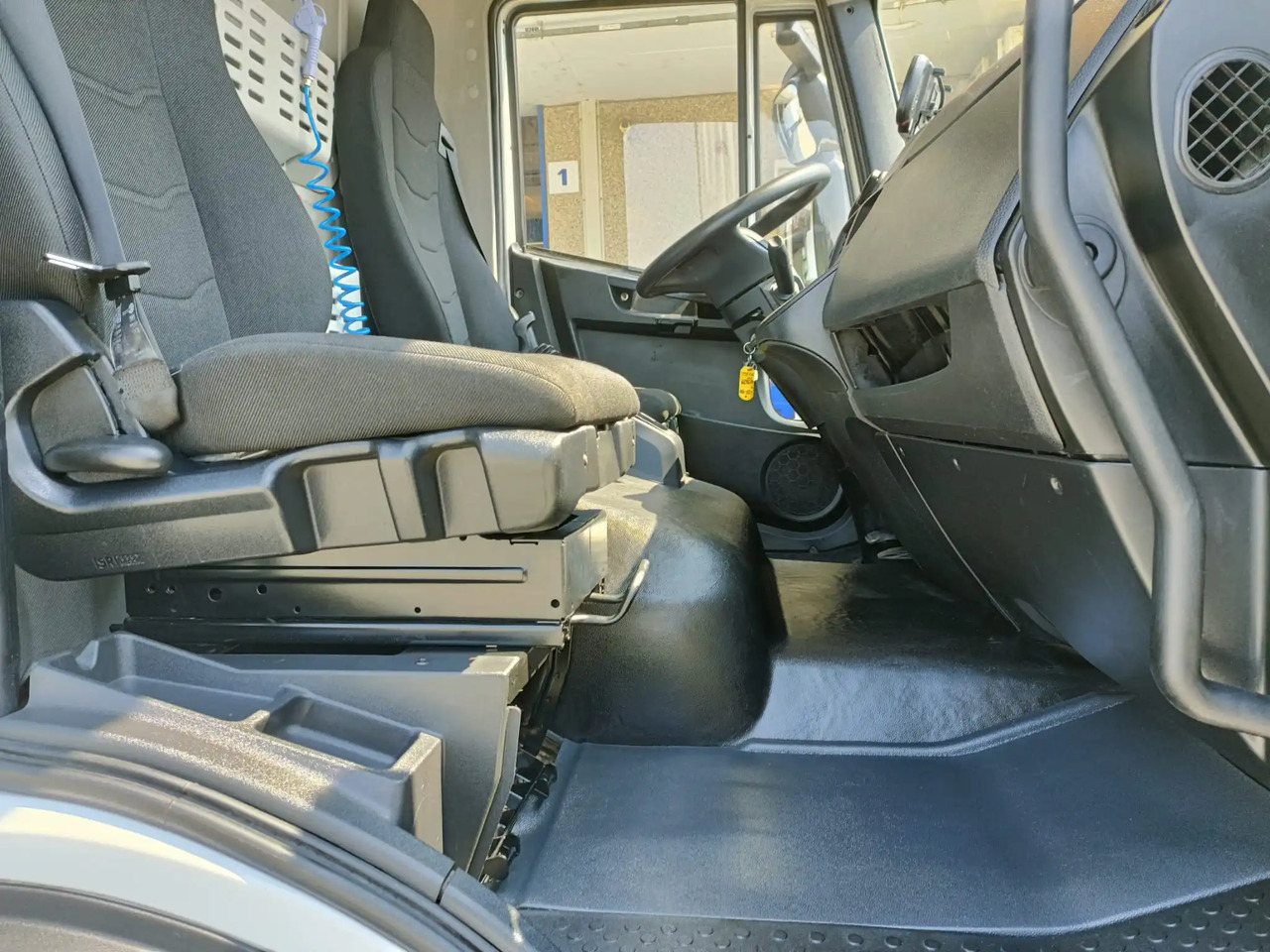 IVECO EUROCARGO 120E19P - Cab chassis truck: picture 2 IVECO EUROCARGO 120E19P - Cab chassis truck: picture 2