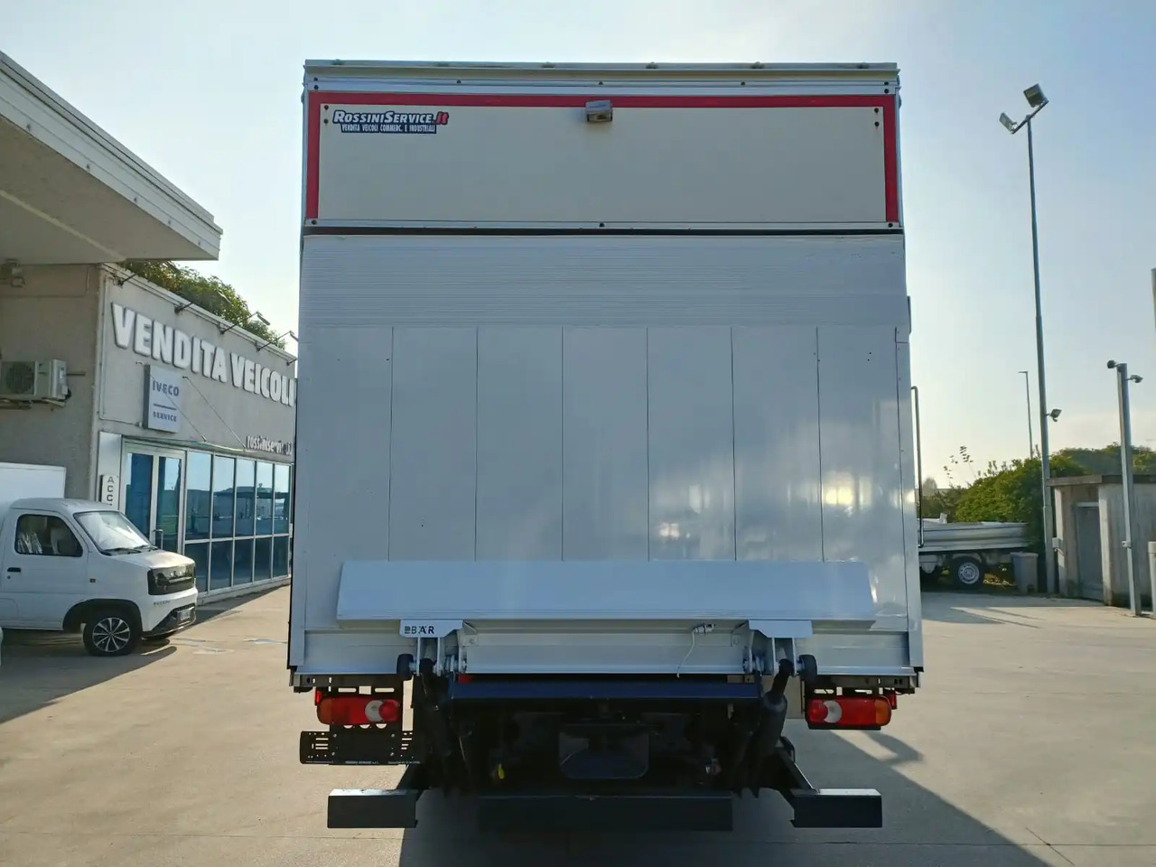 IVECO EUROCARGO 140E28P - Curtain side truck: picture 4 IVECO EUROCARGO 140E28P - Curtain side truck: picture 4