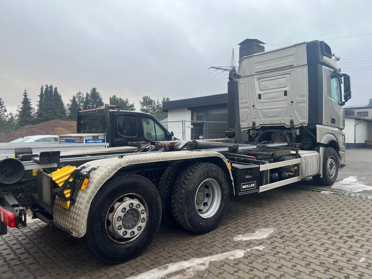 Mercedes-Benz Actros 4 3-Achser 25XX OM471 6x2 Fg - Hook lift truck: picture 3 Mercedes-Benz Actros 4 3-Achser 25XX OM471 6x2 Fg - Hook lift truck: picture 3