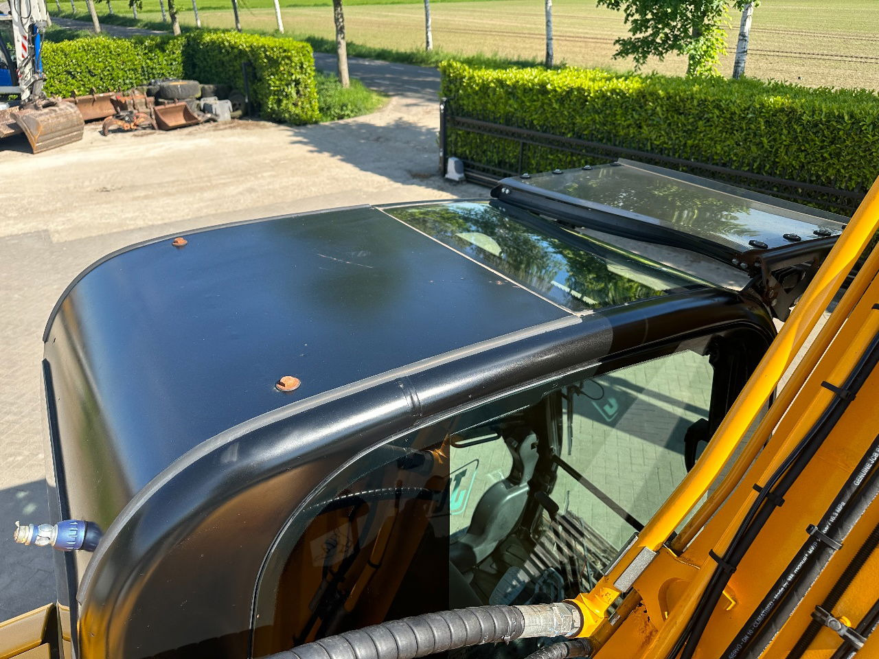 Crawler excavator JCB JS220LC: picture 21